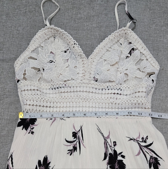 Love Tree White Floral Dress with Crochet Top and Tiered Bottom Size Small - Picture 9 of 10